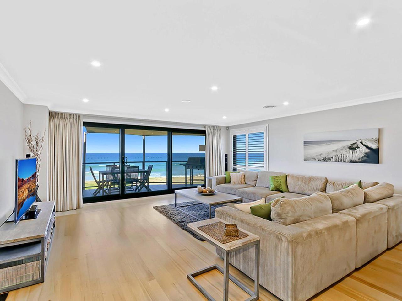 Beach Front Luxury Entrance Exterior foto