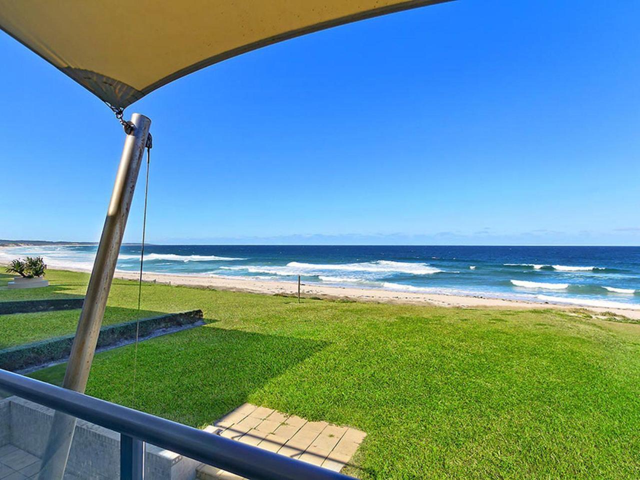 Beach Front Luxury Entrance Exterior foto
